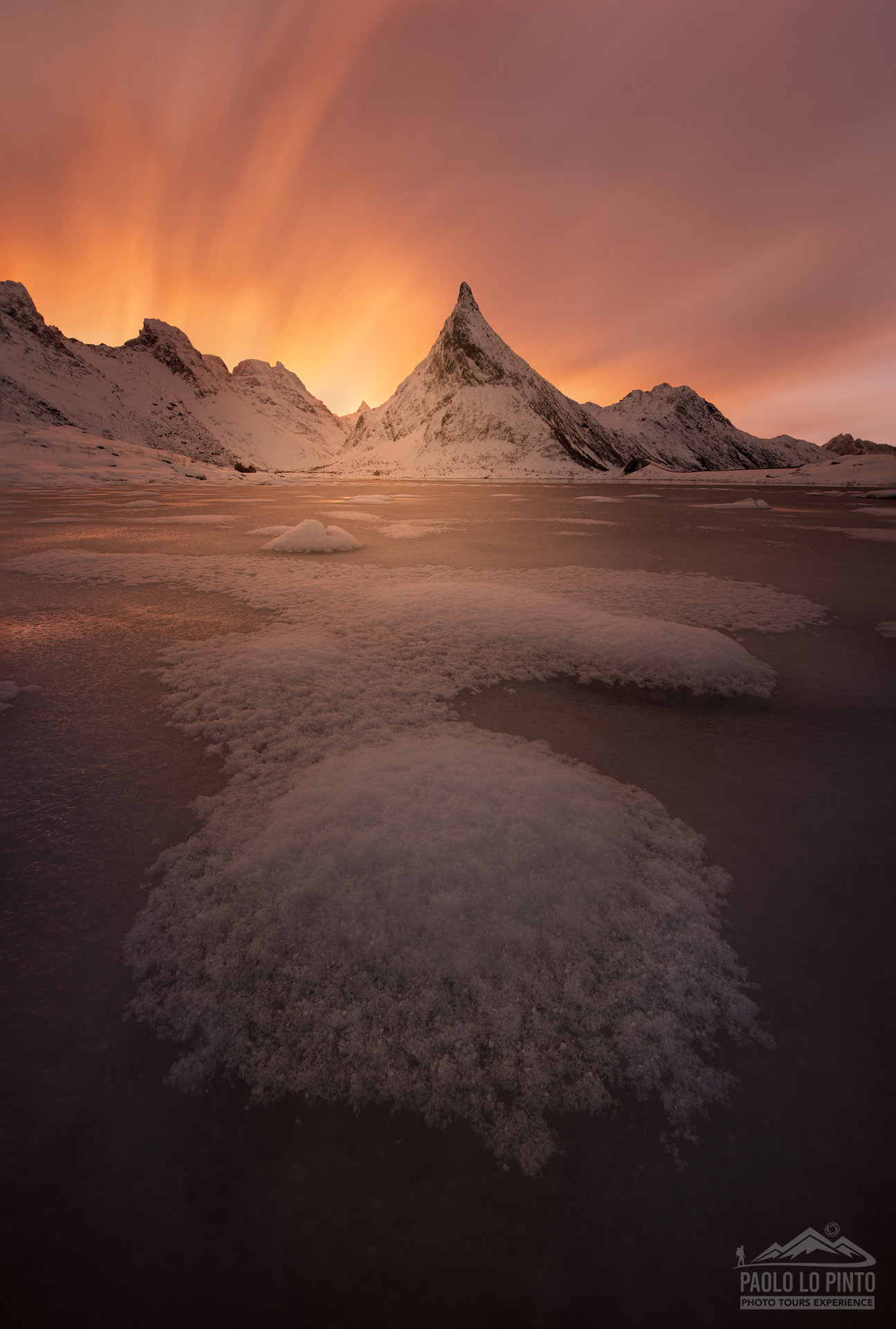 viaggio fotografico isole lofoten alba lungo il fiordo