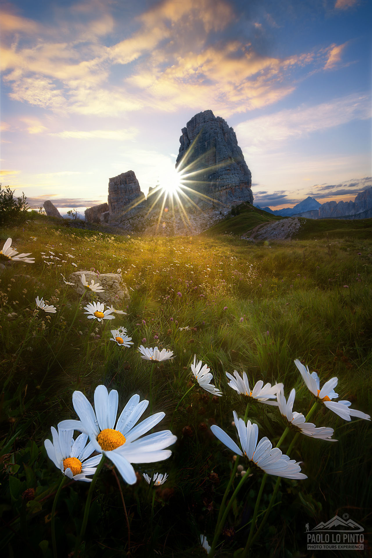 workshop fotografico dolomiti cinque torri alba workshop fotografico nelle dolomiti il sole sorge dietro le cinque torri