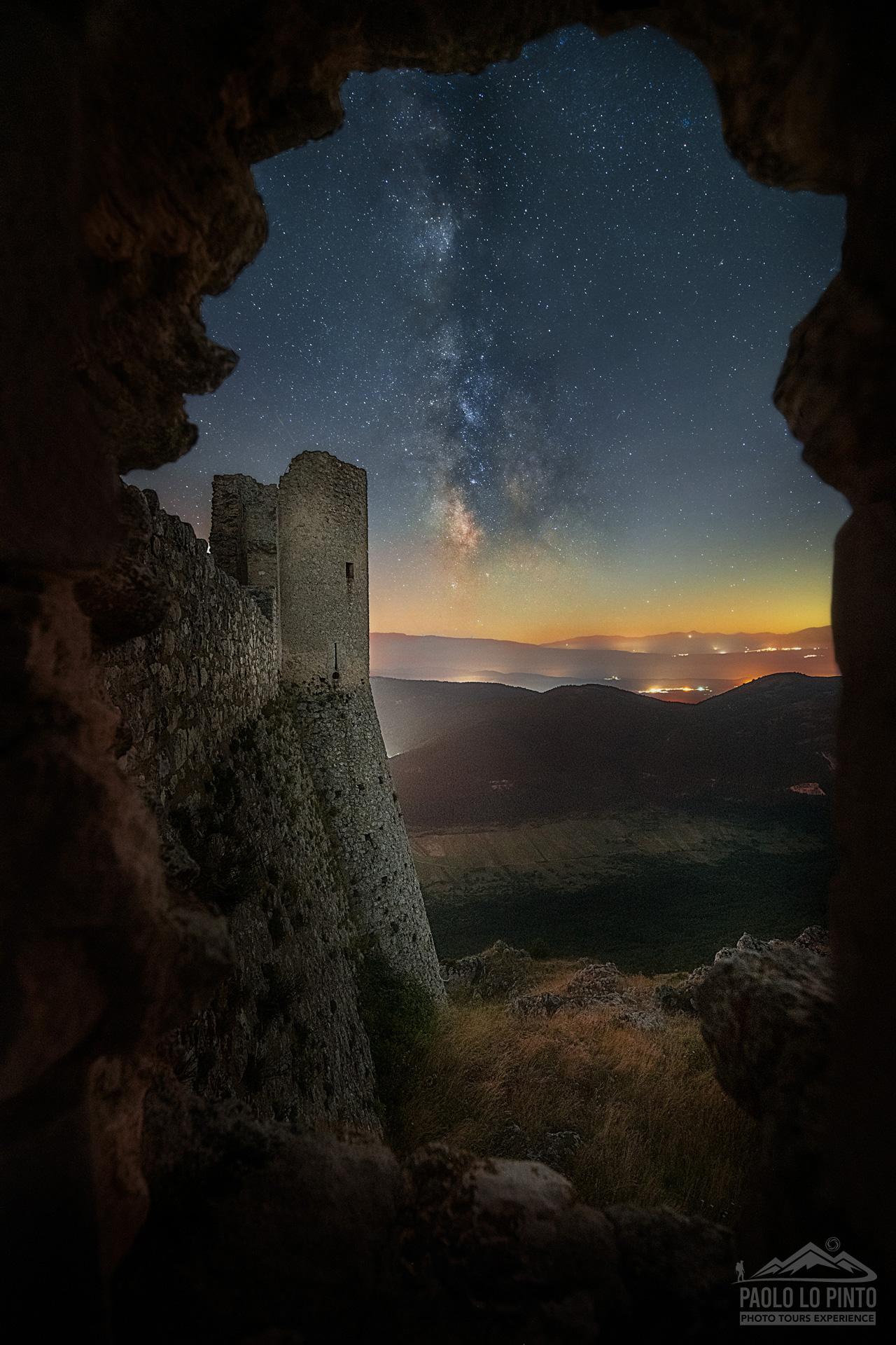 workshop-fotografico-rocca-calascio-torre workshop fotografico rocca calascio torre vista da una finestra