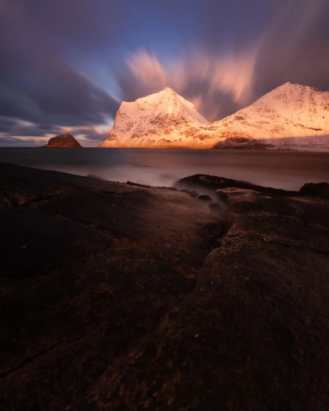 Cloud explosion 🌅

Foto scattata durante il mio ultimo viaggio fotografico alle Isole Lofoten, in una delle spiagge più iconiche. Ho allungato i tempi di esposizione per creare un effetto più suggestivo, enfatizzando il movimento delle nuvole. Il sole, sorgendo alle nostre spalle, ha avvolto le montagne in una luce calda e dorata, trasformando il paesaggio in una scena di rara bellezza e magia.

Se sogni di fotografare incantevoli paesaggi come questo unisciti al prossimo viaggio alle Isole Lofoten! 🇳🇴

🗓️ 21 - 27 febbraio 2025 
⚠️ Posti limitati

📖 Vuoi scoprire come realizzare foto a lunga esposizione? Scarica la “Guida Fotografica” gratuita. (Link in bio)

#lofoten #lofotenislands #lofotentravel #longexposure #viaggifotografici #workshopfotografia #phototour