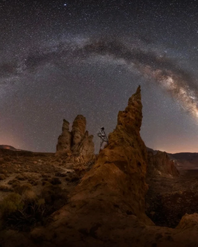 Martian Panorama 🚀🧶👨‍🚀

Uno scatto realizzato nella straordinaria Isola di Tenerife, immerso nei paesaggi marziani del maestoso Vulcano Teide. Per ottenere questa fotografia, ho creato una panoramica a 360° composta da 22 scatti: 12 per il cielo, 9 per la terra e 1 per la mia silhouette.

La vera sfida era riuscire a catturare l’intero arco della Via Lattea, che ad agosto si trova molto alta nel cielo. Per farlo, ho dovuto inclinare quasi verticalmente la testa panoramica, in modo da inquadrarla nella sua totalità. Dopo aver completato la panoramica del cielo, ho riposizionato la mia @nikonitalia D850 per fotografare il ground. 
Infine, ho aggiunto un tocco personale allo scatto, inserendomi nella scena con una tuta da astronauta 🧑‍🚀

Come sempre, grazie a @photopills per la fantastica app che ci permette di pianificare con cura ogni scatto!

In post-produzione, ho utilizzato PTGui per unire la panoramica della volta celeste e Lightroom per quella della terra.

🔥 A giugno si torna in questa meravigliosa isola per un nuovo viaggio fotografico sotto le stelle ✨

Se anche tu ami la fotografia notturna, questa è un’occasione imperdibile! Un’avventura unica tra paesaggi marziani e spiagge selvagge, esplorando Tenerife di giorno e catturando, di notte, la magia della Via Lattea sopra il Parco Nazionale del Teide 🌋

📍Tenerife
🗓️ dal 20 al 26 Giugno
⚠️ Ultimi 3 posti

UNISCITI A NOI! 🙌🏻

Link in bio 🔝

PAOLOLOPINTO.COM

#workshopfotografía #viaggifotografici #astrophotography #tenerife #longexposure #nightsky #milkyway