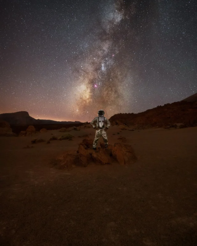 Lost in a martian night! 🧶👨‍🚀✨

Un altro scatto dal pianeta Marte! I panorami del Vulcano Teide offrono infinite composizioni per la fotografia notturna. Da qui puoi vedere la via lattea splendere nel cielo in tutta la sua bellezza! Grazie a @photopills ho potuto conoscere la posizione esatta della Via Lattea cosi da poter pianificare al meglio lo scatto.

🚀Unisciti a noi nel prossimo viaggio fotografico a Tenerife sotto un cielo pieno di stelle! 
📅 dal 20 al 26 giugno
🔥Ultimi 3 posti!!

Another shot from planet Mars! 
The landscapes of Teide offer endless compositions for night photography. From here, you can see the Milky Way shining in the dark sky. Thanks to @photopills i was able to know the exact position of the Milky Way and plan the shot accordingly.

🚀 Join us on our next photography adventure in Tenerife under a sky full of stars! 🌌✨

📅 June 20-26

🔥 Only 3 spots left!

👉🏻PAOLOLOPINTO.COM

#workshopfotografía #viaggifotografici
#astrophotography #tenerite #longexposure
#nightsky #milkyway
